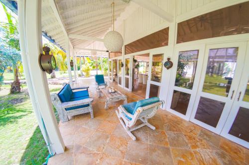 a porch with two chairs and a couch at Quinta del Mar Tintipán in Isla Mucura