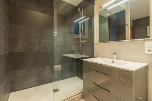 bagno con lavandino e doccia di Key Paseo de Gracia Gaudí y Miró a Barcellona