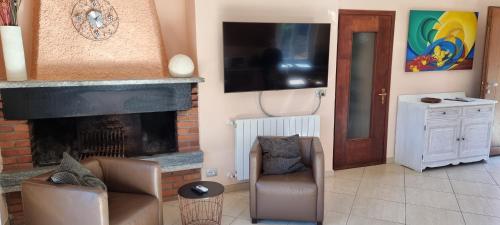 a living room with a fireplace and a tv at Casa Favorita in Colico