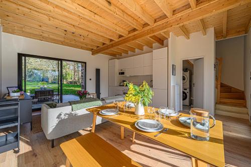 un salon avec une table et un canapé dans l'établissement LA LANDE TREVRAS - Petite Maison de charme, à Baden