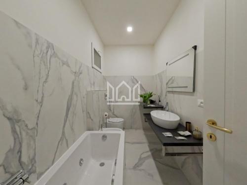 łazienka z wanną, toaletą i umywalką w obiekcie Gold River House w mieście Ferrara
