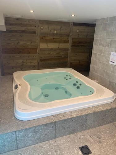 eine Whirlpool-Badewanne in der Mitte eines Zimmers in der Unterkunft Hotel La Toviere in Val dʼIsère