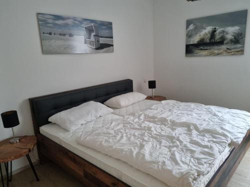 un letto in una camera da letto con una foto sul muro di Ferienwohnung Wilde Möwe a Juliusruh