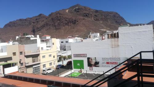 vista su una città con una montagna sullo sfondo di Apartamento La Aldea Pueblo Gran Canaria 2B a San Nicolás