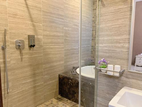 a bathroom with a sink and a shower at 歐森小鎮&歐文小鎮 in Jian