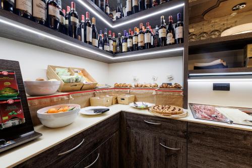 الطعام في الفندق أو بالجوار