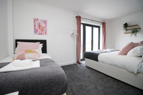 1 Schlafzimmer mit 2 Betten und einem Fenster in der Unterkunft Robyn's Nest by Tŷ SA in Cardiff