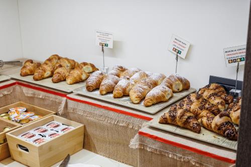 Hotel San Rocco في ليفينو: مخبز يعرض العديد من أنواع الخبز المختلفة