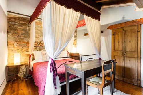 1 dormitorio con 1 cama con mesa de madera y escritorio en Sambuca Home Loft, en San Romano