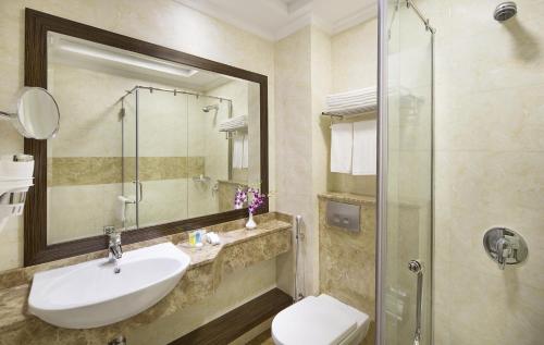  Gateway Hotel -  Room  picture :   Tea/Coffee maker    Shower    Bath                           