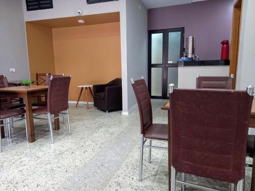 a dining room with a table and chairs at HOTEL PAULISTANO Terminal Tietê in Sao Paulo