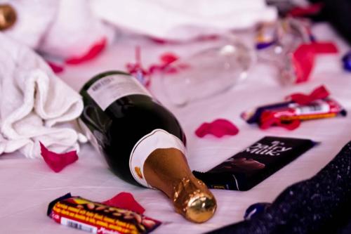 una botella de vino encima de una mesa en Hotel Al-Khalil Matola, en Matola