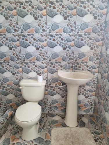 Bathroom sa Comfortable 1-Bed Cottage in Codrington Barbuda