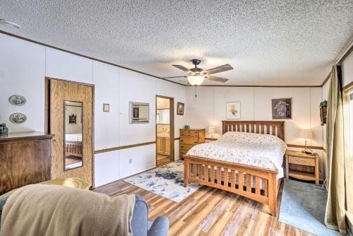 een slaapkamer met een bed en een plafondventilator bij Rustic Family Home and Acreage about 20 Mi Hocking Hills in Lancaster