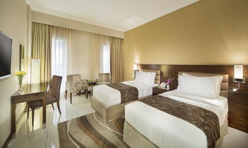  Gateway Hotel -  Room  picture :   Tea/Coffee maker    Shower    Bath                           