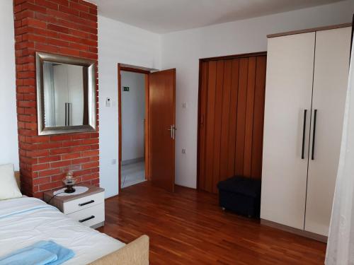 una camera con letto e muro di mattoni di Apartments Grozdana 4227 a Crikvenica