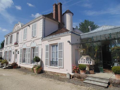 a white house with a chimney and a window at Clos Saint Nicolas in Neauphle-le-Château