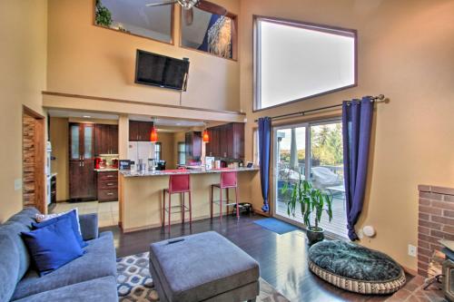 Φωτογραφία από το άλμπουμ του Puget Sound Home with Beautiful Yard and Deck! σε Des Moines