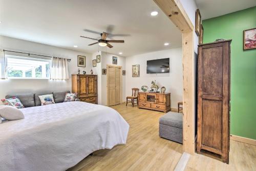 ein Schlafzimmer mit einem weißen Bett und einer grünen Wand in der Unterkunft Sunny Bonita Studio about 5 Mi to Historic Dtwn! in Bonita