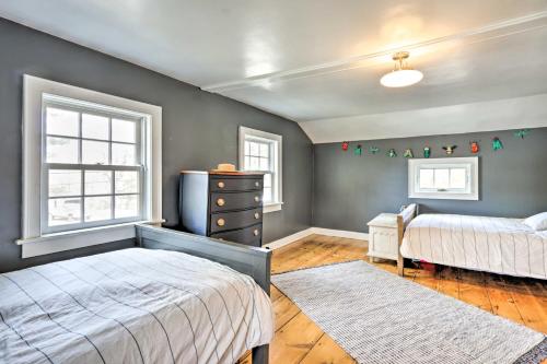 Un pat sau paturi într-o cameră la Charming Sharon Dwelling with Deck and Fire Pit!