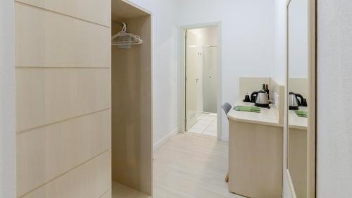 a room with a kitchen with a counter and a hallway at Baviera Park Hotel in Teutônia