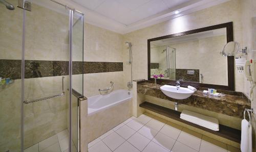  Gateway Hotel -  Room  picture :   Tea/Coffee maker    Shower    Bath                           