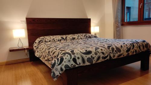 sypialnia z łóżkiem z czarno-białą kołdrą w obiekcie B&B Alle mura di San Giovanni w Rzymie