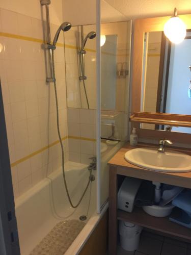 uma casa de banho com um chuveiro e um lavatório. em APPARTEMENT PORT BOURGENAY proche MER VENDEE 85 em Talmont