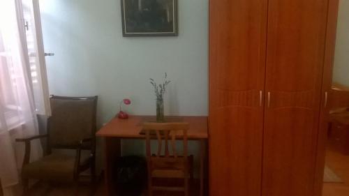 jadalnia ze stołem i drewnianą szafką w obiekcie Giardini room w Puli