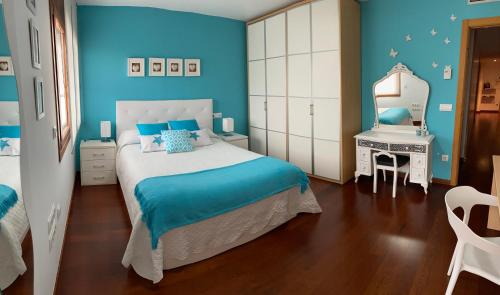 Säng eller sängar i ett rum på Apartamentos Alcañiz, Deluxe