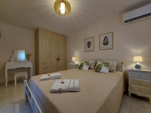 Un pat sau paturi într-o cameră la Mandola suite