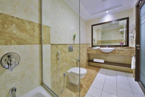  Gateway Hotel -  Room  picture :   Tea/Coffee maker    Shower    Bath                           