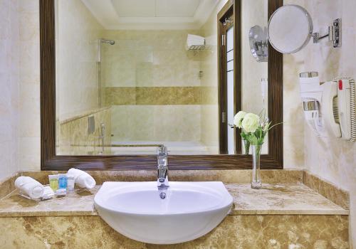  Gateway Hotel -  Room  picture :   Tea/Coffee maker    Shower    Bath                           