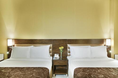  Gateway Hotel -  Room  picture :   Tea/Coffee maker    Shower    Bath                           