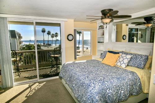 - une chambre avec un lit et un balcon donnant sur l'océan dans l'établissement E210 - Starfish Studio, à Oceanside