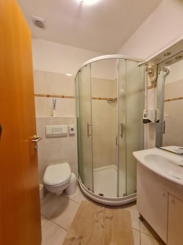 Koupelna v ubytování Apartments Spert