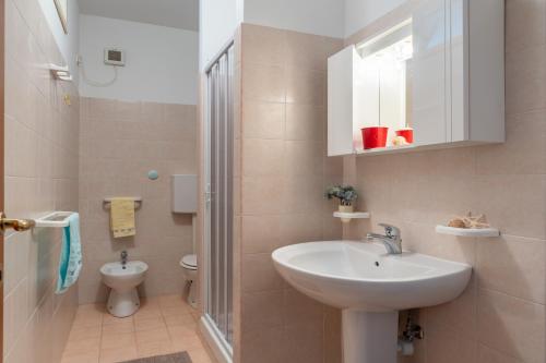 een badkamer met een wastafel en een toilet bij Piazza Verdi SP Roseto Vacanza in Roseto degli Abruzzi