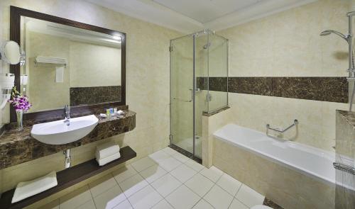  Gateway Hotel -  Room  picture :   Tea/Coffee maker    Shower    Bath                           