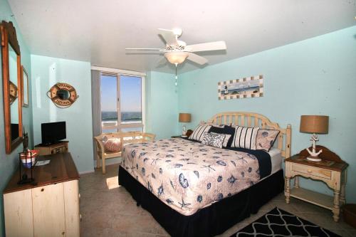 Tempat tidur dalam kamar di D20 - Beachfront Delight