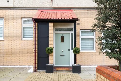 London's Modern Nuance Apartment - Battersea