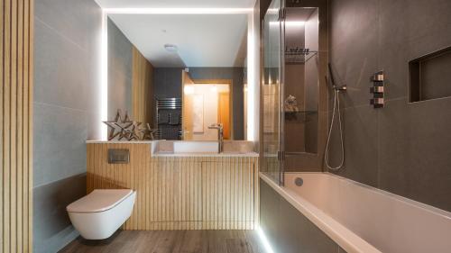 Et badeværelse på London's Modern Nuance Apartment - Battersea