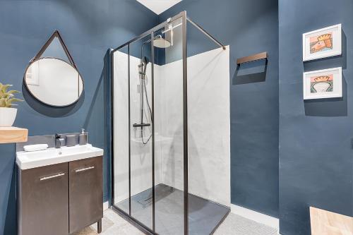 une salle de bain avec une douche avec un lavabo et un miroir dans l'établissement LE PLAISANCIER - T3 entièrement rénové de 60m3, à Toulouse