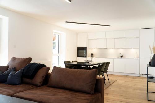 ein Wohnzimmer mit einem Sofa und einem Tisch in der Unterkunft Kiechls Homebase - Adults only in Tarrenz