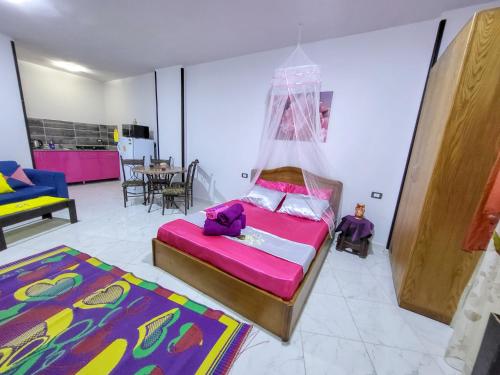 um quarto com uma cama e uma rede mosquiteira em Apartment Place of Dreams near the sea RedSeaLine em Hurghada