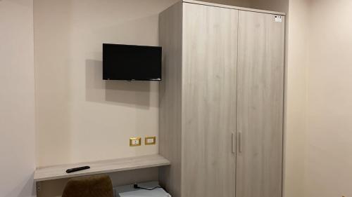 una habitación con un armario con TV. en Agriturismo B&B Dal Professore en Sicignano degli Alburni