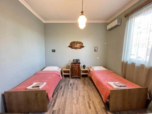 Postel nebo postele na pokoji v ubytování Talaveri Apartment in Old Tbilisi