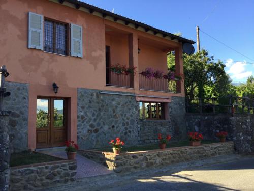 Una casa con flores en macetas en la parte delantera. en Villa Chanel, en Rensa