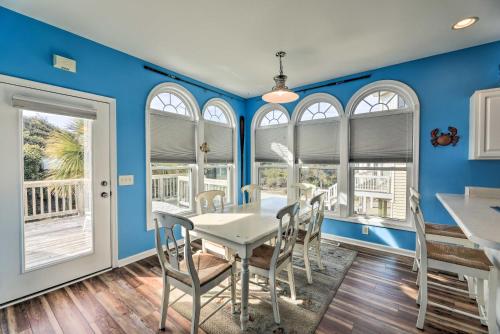 Photo de la galerie de l'établissement Waterfront Emerald Isle Home with Dock Access!, à Emerald Isle