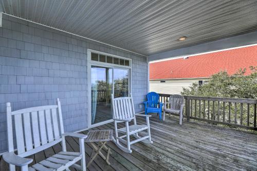 Balcon ou terrasse dans l'établissement Waterfront Emerald Isle Home with Dock Access!