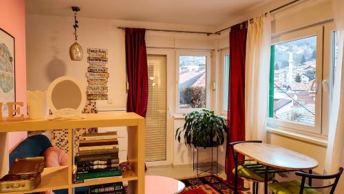 Cette petite chambre dispose d'une table et d'une fenêtre. dans l'établissement Green Gate Apartments, à Sarajevo